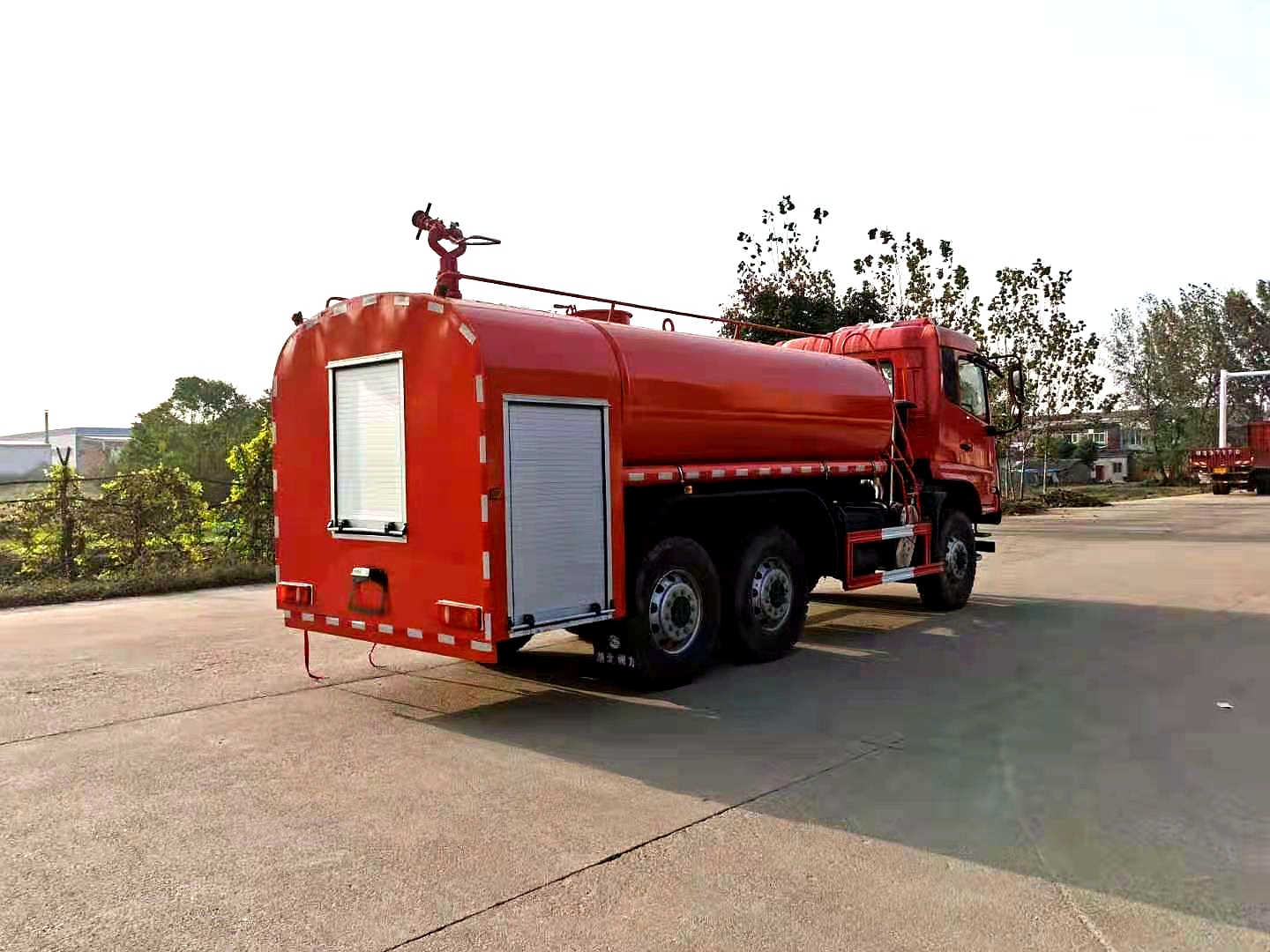 東風(fēng)六驅(qū)8噸森林消防車 東風(fēng)六驅(qū)8噸森林消防車
