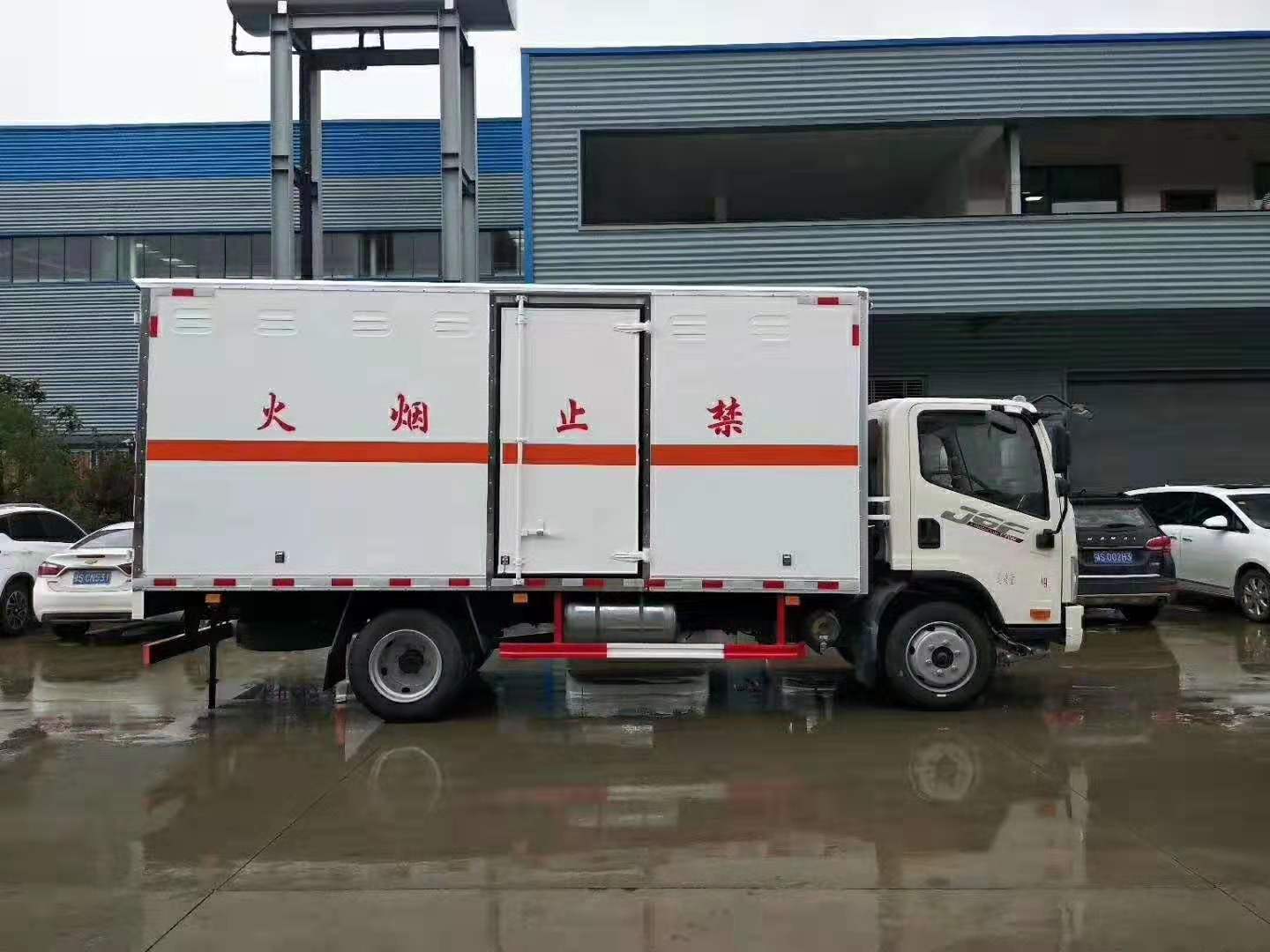 解放5.1米(額載7噸)氣瓶廂式運輸車 解放5.1米(額載7噸)氣瓶廂式運輸車