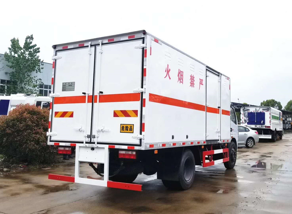 東風多利卡5米1氣瓶廂式車 東風多利卡5米1氣瓶廂式車