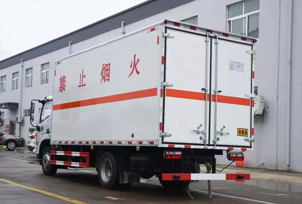 東風(fēng)5.15米貨廂爆破器材運(yùn)輸車(chē) 東風(fēng)5.15米貨廂爆破器材運(yùn)輸車(chē)