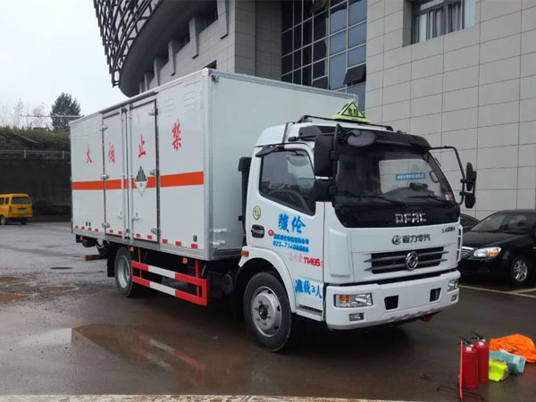 東風(fēng)5米1廢舊電池運(yùn)輸車 東風(fēng)5米1廢舊電池運(yùn)輸車