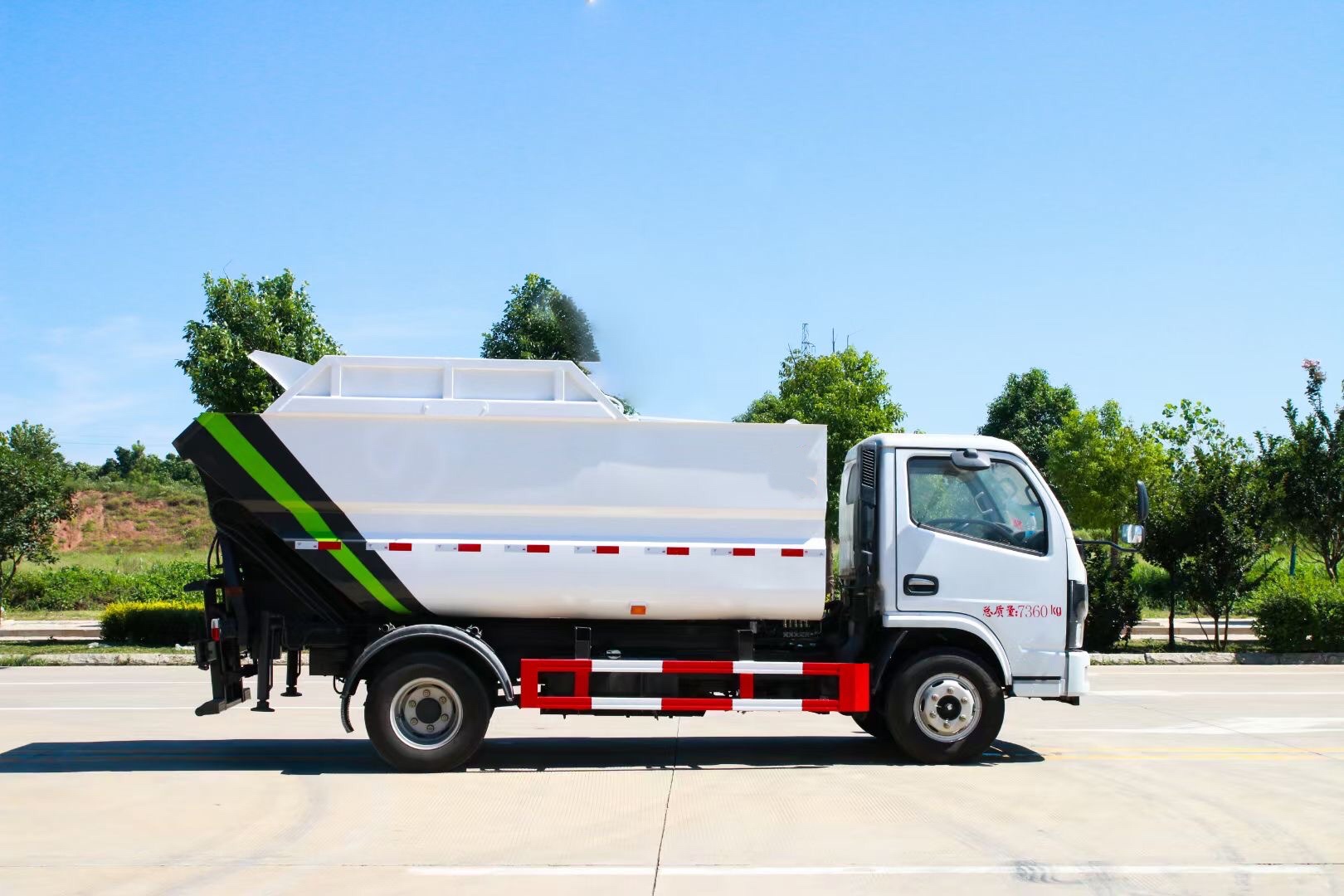 東風(fēng)小多利卡無(wú)泄漏后掛桶垃圾車(chē) 東風(fēng)小多利卡無(wú)泄漏后掛桶垃圾車(chē)