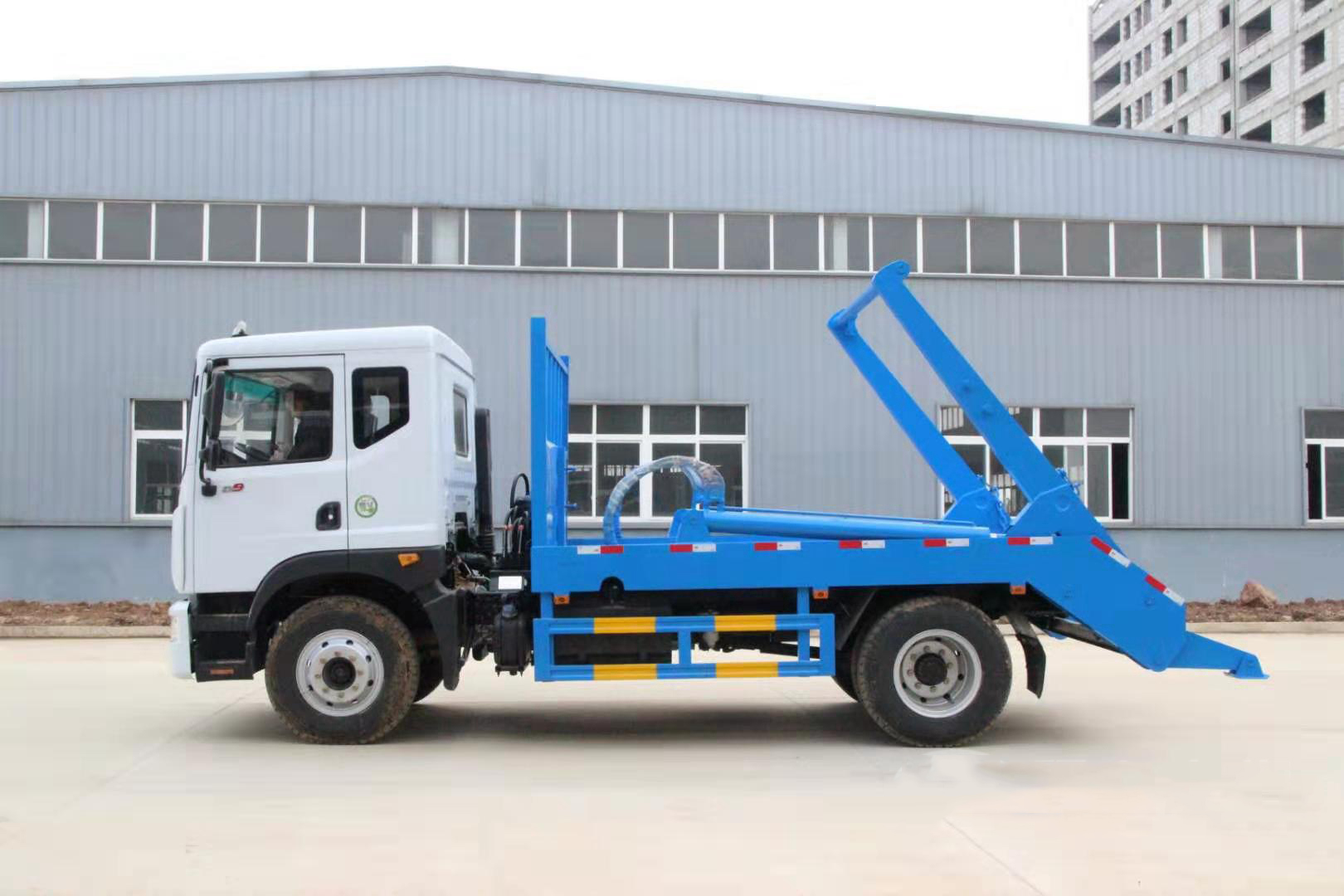國六10立方東風D9 擺臂垃圾車 國六10立方東風D9 擺臂垃圾車