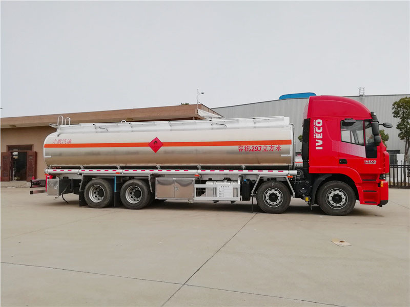 上汽紅巖29.7方前四后八鋁合金運油車,20噸運油車 上汽紅巖29.7方前四后八鋁合金運油車,20噸運油車