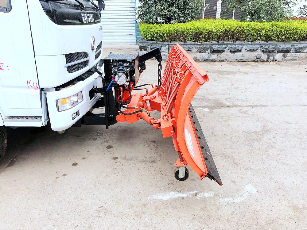 東風(fēng)大多利卡灑水車帶推雪除冰鏟 東風(fēng)大多利卡灑水車帶推雪除冰鏟
