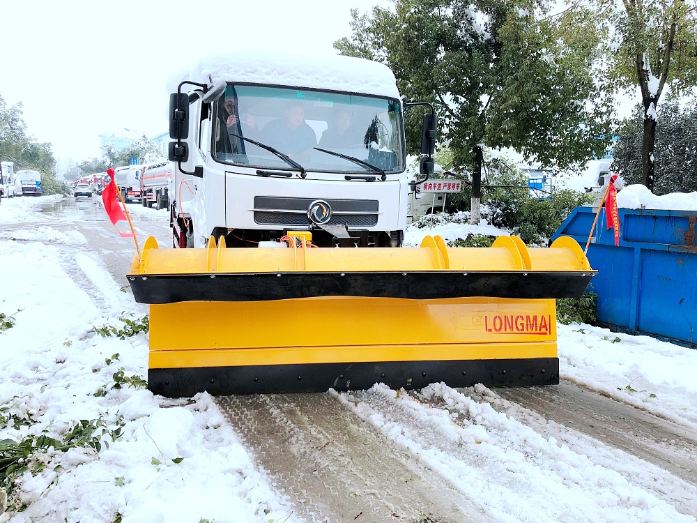 東風天錦多功能抑塵除雪車 東風天錦多功能抑塵除雪車