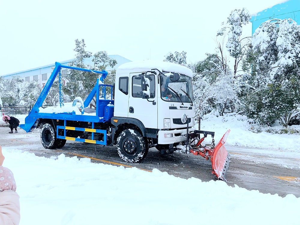 東風T3擺臂垃圾車帶推雪鏟設備 東風T3擺臂垃圾車帶推雪鏟設備