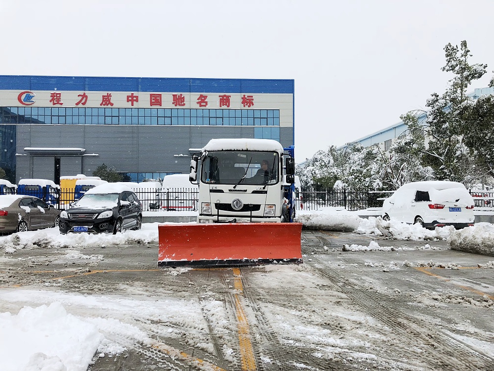 東風T3擺臂垃圾車帶推雪鏟設備 東風T3擺臂垃圾車帶推雪鏟設備
