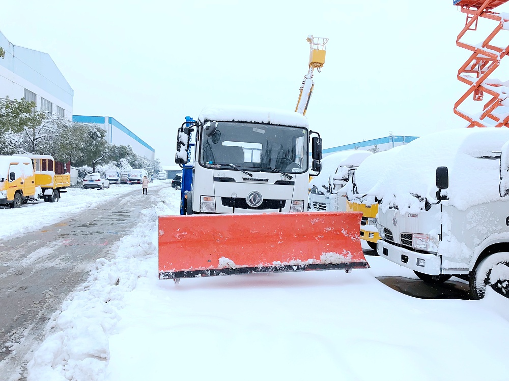 東風T3擺臂垃圾車帶推雪鏟設備 東風T3擺臂垃圾車帶推雪鏟設備