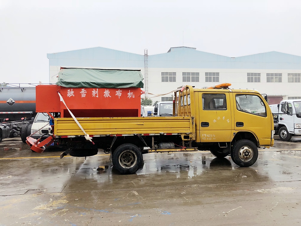 東風(fēng)雙排座貨車帶融雪劑撒布機(jī) 東風(fēng)雙排座貨車帶融雪劑撒布機(jī)