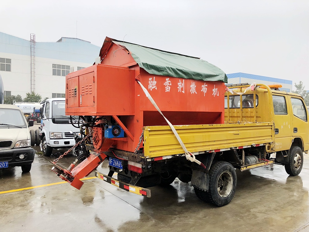 東風(fēng)雙排座貨車帶融雪劑撒布機(jī) 東風(fēng)雙排座貨車帶融雪劑撒布機(jī)