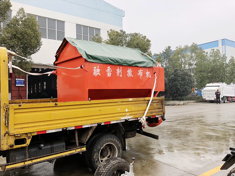 東風(fēng)雙排座貨車帶融雪劑撒布機(jī) 東風(fēng)雙排座貨車帶融雪劑撒布機(jī)