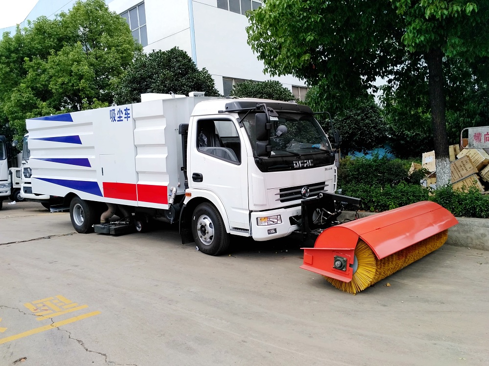 東風大多利卡吸塵滾掃清雪車 東風大多利卡吸塵滾掃清雪車